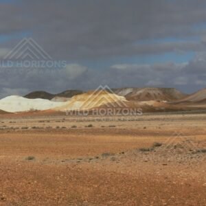 White and amber Breakaways domes stand above the red gravel plains near Coober Pedy. Kanku-Breakaways Conservation Park/Coober Pedy, Australia.