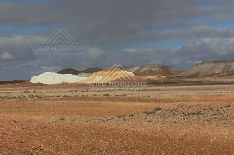 White and amber Breakaways domes stand above the red gravel plains near Coober Pedy. Kanku-Breakaways Conservation Park/Coober Pedy, Australia.